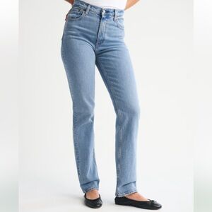 Abercrombie The 90’s Straight Ultra High Rise Jean in Curve Love, size 28/6 R